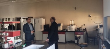 رئیس دانشگاه در بازدیدی از آزمایشگاه مرکزی پیشنهاداتی برای ارتقاء کیفیت و کارایی آزمایشگاه ارائه داد