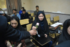 اهداء گل به دانشجویان به مناسبت بزرگداشت روز دانشجو