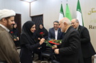 تجلیل از بانوان دانشگاهی با اهدای گل توسط استاندار خوزستان
